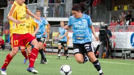 KLASSPELARE. Piteås Josefin Johansson mot Tyresös Carolin Seger.