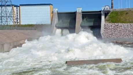 MASSA VATTEN. En vattenmängd motsvarande drygt 5.000 badkar i sekunden rusade ut i älvfåran när dammluckorna öppnades.