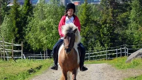 Yoline Mattsson, 13, är på ridläger i Sakajärvi för första gången.
