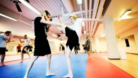 KICK. Imponerande höjd på sparken. Balansen och hållningen däremot? Njaa...håller inte riktigt på den nivån.Foto: Petra Isaksson