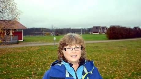 VILL ERSÄTTA. Att gräva upp och flytta fjärrvärmeledningen från campingområdet är inget alternativ för kommunalrådet Birgitta Persson (S). Däremot vil hon ersätta de nya ägarna för den olägenhet som fjärrvärmeledningen orsakat dem.  Foto: Britt-Louise Spets