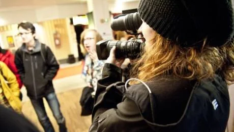 WORKSHOP. Ida Sandberg, 17 år, läser Medieprogrammet i Älvsbyn. Här passar hon på att prova hur kameran fungerar. "Det var roligt, men den var tung", sade hon efteråt.