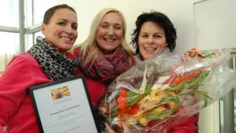 HÄLSA OCH FRISKVÅRD. Näringslivspriset gick till, från vänster, Susanne Vesterlund, Kirsi Poikela och Pernilla Forsberg. De startade och driver Inpuls Träning i Luleå AB, som enligt landstingsrådet Kent Ögren bedriver ett jätteviktigt hälsoarbete.