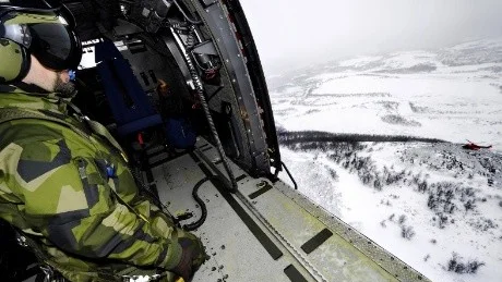 En stor mängd helikoptrar finns tillgängliga, men vädret begränsar möjligheten att söka. (arkivbild)