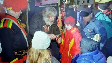 TVÅ PERSONLIGHETER. Johan Sjaunja, i lappkolt och "Vild Hasse" Bengtsson, med kniv och korv, har varit två av Gällivare marknadsprofiler i många år. I år uteblir Vild Hasse medan Johan Sjaunja inviger utställningen om Gällivare marknad. Foto: Bildarkivet
