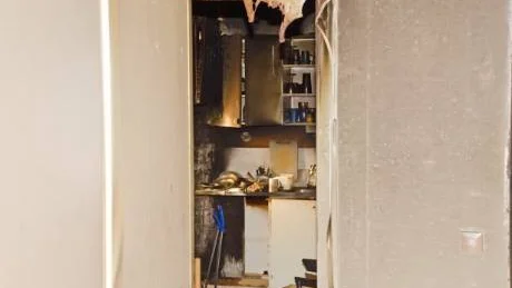 LÄTTSLÄCKT. När brandmännen tagit sig in i lägenheten var det tämligen enkelt att släcka branden som startat i köket. Foto: David Kristiansen