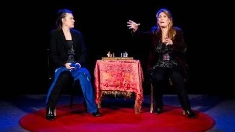 My Holmsten och Ann-Sofie Kylin gestaltar två sidor av samma kvinna när de sätter ihop Kerstin Thorvalls texter till Riksteaterns föreställning "Jag är en grön bänk i Paris".