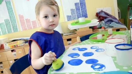 REPETITION. Vanja Furmark,4, gör cirklar. På väggen syns att förskolan jobbat med former tidigare.