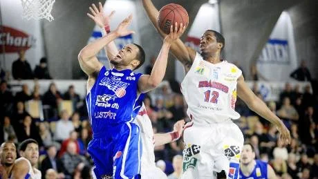 FLYGER IGEN. Marcus Relphorde och LF Basket rivstartade med en magisk första quarter som lade grunden till segern mot Sundsvall.