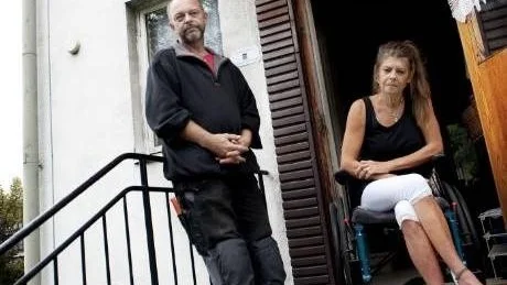 FLYTTAR TILL HERTSÖN. Trots att Peter och Lili Borgenstål har själva ordnat boende på Hertsön.