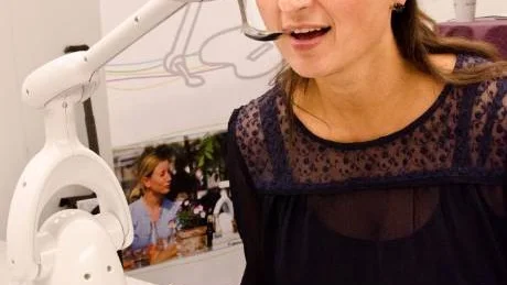 ÄTROBOT. Att slippa bli matad kan vara ett lyft för en funktionshindrad. Catharina Borgenstierna, vd för Bestic AB, visade roboten.