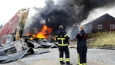 KRAFTIGT. Sågverkets ägare Stefan Sandberg upptäckte kraftig rök från hyvleriet.