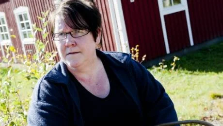 TRAGISKT. Monica Öberg var en av de grannar som förhördes av polisen upplysningsvis. " Det är tragiskt, man tror knappt på det" säger hon.