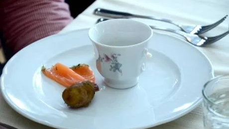 DOPP I KOPP. Mandelpotatis doppas i smält smör med potatisvatten och lök.