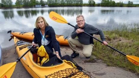 "UNIK CHANS". Annika Tuohino och Greger Toolanen i arrangörsstaben för Midnight sun canoeing som går av stapeln 1 juli. "Det är en unik chans att se Tornedalen", säger Greger Toolanen.