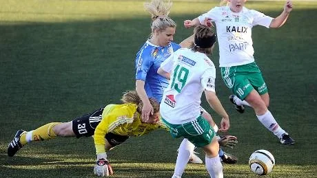 FÖRSVAR. Assis målvakt Elin Ruthberg, Lina Henriksson (19) och Jenny Nilsson (10) hade en tuff dag i Skellefteå.