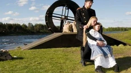VID ÄLVEN. På Liviöjoki camping, en mil norr om Pajala vid Torneälven sätter Tornedalsteatern upp August Strindbergs pjäs "Kronbruden". På bild ses Markus Forsberg i rollen som länsman, Carina Henriksson i huvudrollen som Kersti samt Mette Mäkitalo i rollen som Lillkaren.