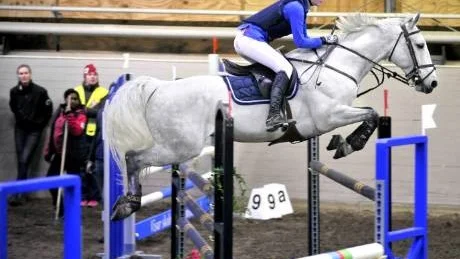 hopp. Linnea Alatalo och hästen Herr Nilsson tog hem segern i 125 centimetershoppningen.Foto: Andreas Wälitalo