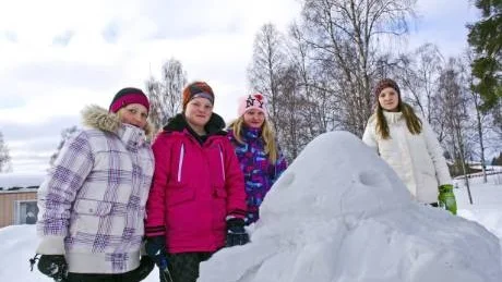 BLÄCKFISK. Under vinterfestivalen tillverkar elever från Harads skola snöskulpturer med mattema. Amanda Grahn, Moa Lind, Alvina Pettersson, Emelie Burman från Harads gör en bläckfisk.