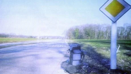 RYGGSÄCK PÅ VÄG. Performancekonstnären Kimbal Quist Bumstead har dokumenterat sina resor först från Grekland till London, sedan från Amsterdam till Luleå med att ta bilder på sin ryggsäck vid olika vägkanter.