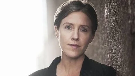 KÄNDA FÖRÄLDRAR. Författarbarnet Johanna Ekströms självbiografiska skildring Om man håller sig i solen är den senaste boken bland flera där författarbarn skriver om sin barndom och sina föräldrar. Johanna Ekström är dotter till Margareta Ekström och Per Wästberg.