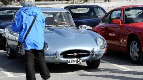 UTOMJORDING. En babyblå Jaguar E -Type lockade många åskådare att titta närmare.