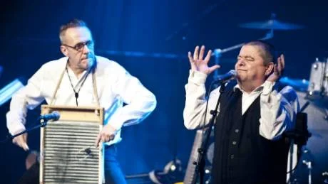 TVÄTTBRÄDA & HARR.  Kjell Peder Johansson med inlevelse och tvättbräda och Torbjörn Harr, bara med sig själv.