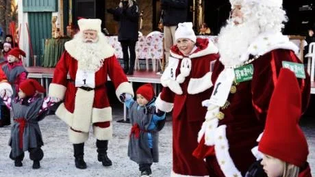DANSGLADA. Både internationella tomtar och små lokala tomtenissar skuttade runt framför scenen i takt till Rudolf med röda mulen.