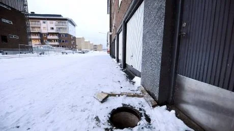 Hålet. Efter den här vägen gick de, den 39-årig kvinnan och hennes 4-årige son, och det var bara tur att pojken inte föll ned i hålet.  Foto: Linda Wikström