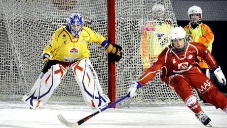 BOLLKOLL. Björn Hellman fick inte mycket hjälp av försvararna mot Villa Lidköping.