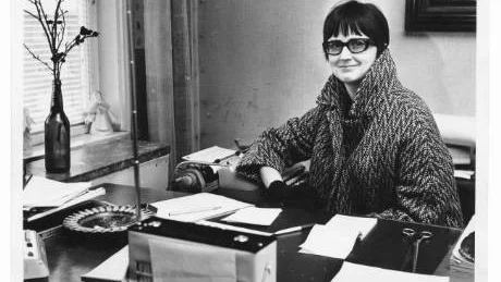 KYLIG REDAKTION. Marianne Malmelind jobbar i yllekappan någon gång i början av 1970-talet. "Man ville spara el under helgerna. Elementen var fyllda med sand och det tog tid att värma upp dem, så på söndagarna var det väldigt kallt på redaktionen", berättar Marianne Malmelind.