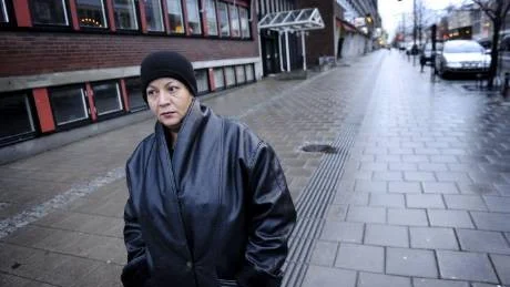 RÄDD. I onsdags slog någon sönder en ruta till Naziha Ouertanis restaurang och efter söndagens händelse mår hon inte bra. "Det är jätteobehagligt och jag vågar inte gå hem ensam längre", säger hon.