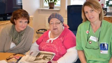 TRIVS. "Jag har en budget och min tanke är inte att skapa vinster åt Carema. Varje krona ska bidra till bra kvalité för våra kunder", säger verksamhetschef Sanna Kallijärvi. Här tillsammans med Marja-Terttu Suvanto som säger att hon trivs bra på Klippan samt undersköterskan Anette Lundberg.   Foto: Britt-Louise Spets