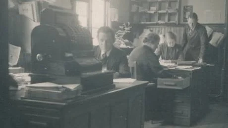 1936. Så här såg det ut i det "Stora expeditionsrummet" 1936. Längst in i rummet var kassörskans plats.