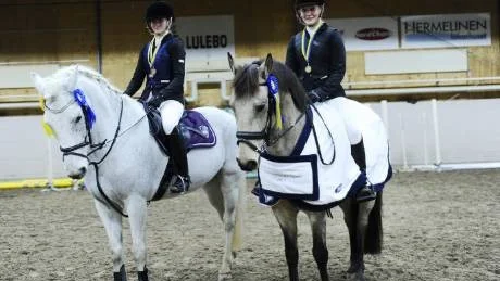 dubbelt. Paulina Molander, Bodens Ridklubb, blev både tvåa, med Clatch, och trea, med Golden Garlic, i Kurirenmästerskapet. Vinnare i kategori D blev Maja Persson, Piteå Ridklubb, med Icy Q.
