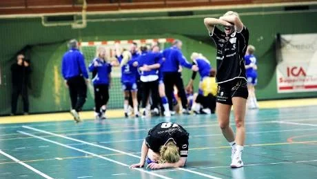 sorg. Bedrövelsen var stor i Boden Handboll efter uddamålsförlusten som innebär att laget degraderas nästa säsong. Johanna                                      Carlsson och Emmy Nordmark ville inte tro sina ögon.Foto: Linda Wikström