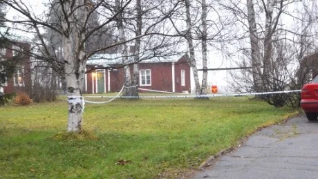 En maskerad man försökte ta sig in i en villa i Svartbjörnsbyn. När han blev utkastad öppnade han sedan eld mot byggnaden.