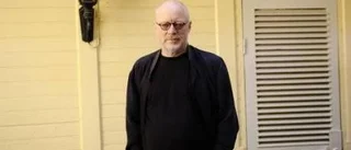 En dimhöljd hjälte träder fram