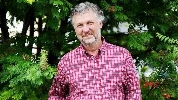 HET KANDIDAT. Peter Eriksson, riksdagsledamot och före detta språkrör för Miljöpartiet, är ett hett namn i frågan om vem som ska ta över posten som landshövding efter Per-Ola Eriksson.