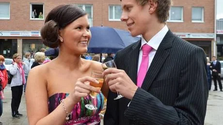SKÅL. Lina Bergeskans och Fredrik Persson skålar i bubbel.