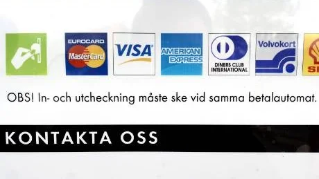 INFORMATION. På en skylt vid sidan om parkeringsautomaten informeras besökarna om att en och samma automat ska användas. Något som inte är tillräckligt tydligt enligt besökaren Bjarne Dahlgren.