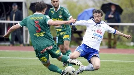 Tungt. IFK Luleå och mittfältaren Vladimir Lazarev (vit) dominerade mot Gustav Sundströms Dalkurd. Ändå blev det bara oavgjort.Foto: Andreas Wälitalo