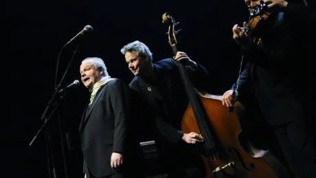PALT. Ja, om en mamma som kokar palt handlade en av låtarna om eleverna fick lyssna till. På bild från vänster: Göran Eriksson, Markus Falck och Svante Lindqvist.
