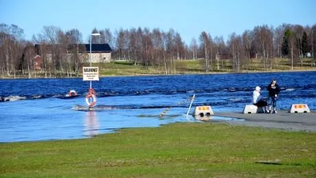 FARLIGT. Det är fascinerande men farligt att vistas nära det strida vattnet. Strandkajen i Haparanda är under vatten.