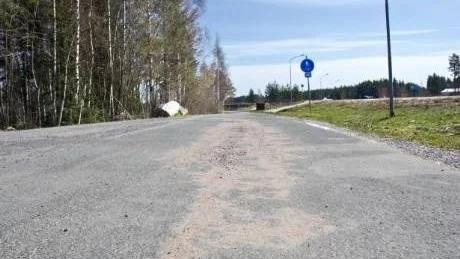 KLAGOMÅL. Ett av trafikantens klagomål gällde sopningen av gång-cykelvägen från Hedenbron mot Hedsvedjan. Den här bilden är dock tagen vid ett senare tillfälle.