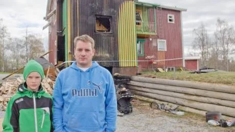 KLÄDER. Amadeus och Simon Lind fick sitt hus förstört i en brand natten till tisdagen. De fick med sig kläderna de har på sig, men inte mycket mer.