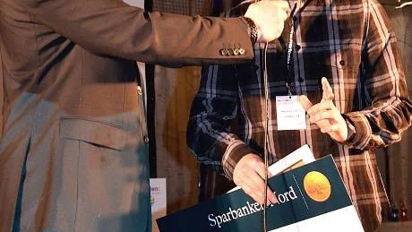 NÖJD. "Att jobba i kiosk är underskattat."  Så kommenterade Anton Lundberg från UF företaget Cumshaw i Luleå sitt pris som bästa säljare. Till vänster Jonny Falk, regionchef UF Norrbotten.