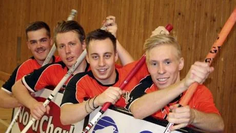VINST I HAMN. IBK Luleå vann kvalmatchen mot TGC från Umeå med 8-5 och är klart för spel i division I nästa säsong. Joel Grape Tjernström körde sitt alldeles egna målfirande, paddeln, tillsammans med Jonathan Bäckström, Johan Ekenberg och Mattias Berlin.