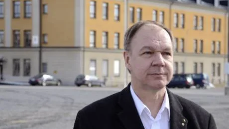 SLUTAR PENDLA. Wilhelm Guldbrand, informationschef vid I 19 och Bodens garnison, börjar nytt jobb i uniform i Umeå.