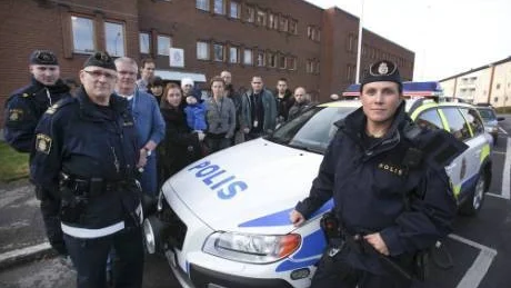 PROTESTVÅG. Poliser protesterade runt om i landet mot dåliga arbetsförhållanden men framför allt låga löner och dålig löneutveckling under gårdagen. I Kiruna lämnade poliserna i yttre tjänst över ett upprop mot denna utveckling. I förgrunden på bilden Therese Forslund och Roine Norström som har över 40 år i yrket.